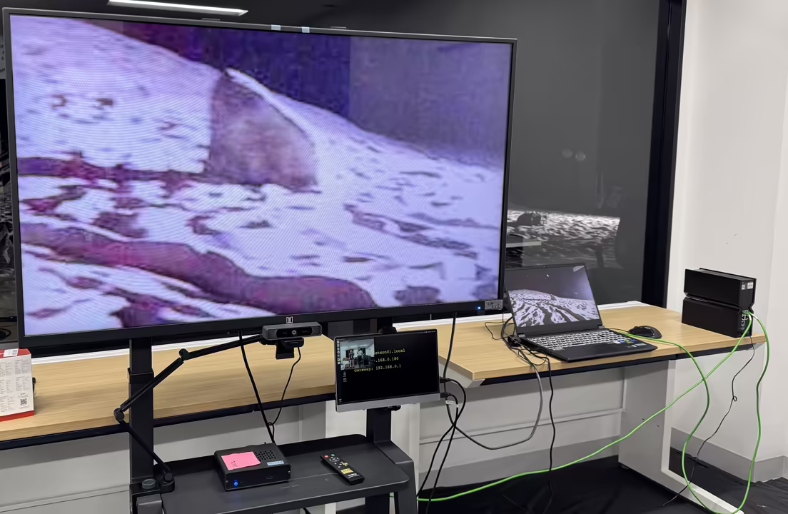 宇宙探査ローバーを「裸眼3D映像を見ながら操縦する」研究に活用